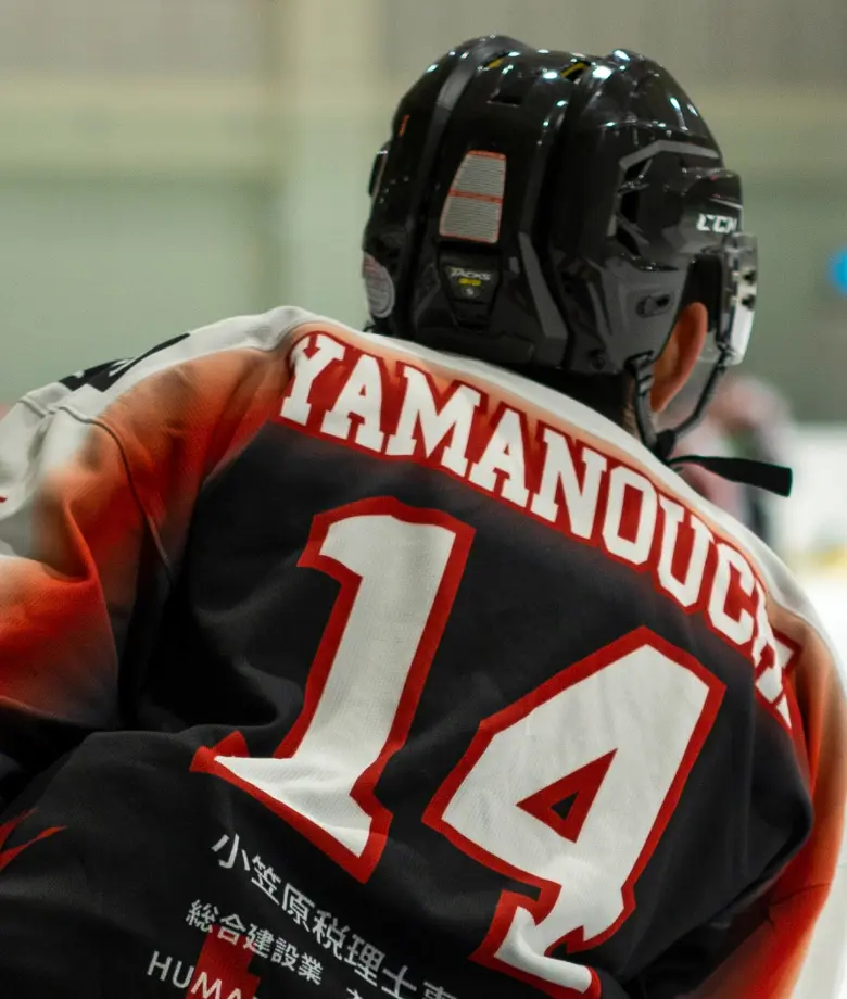 ホッケーをプレイする山之内悠八戸市議会議員